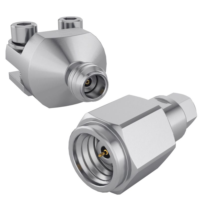 Zwei silberne HF-Koaxialstecker mit Sechskantmuttern und vergoldeten Innenkontakten auf weißem Hintergrund.