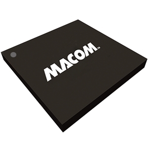 やや斜めに置かれた、黒い長方形のMACOM製品箱で、上面には白いMACOMのロゴがあり、角には小さな灰色のステッカーが貼られている。