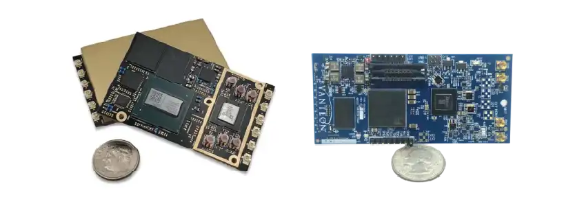 1ペニー硬貨をスケールとして並べて写された2つの小型PCBモジュール。1つは金色、もう1つは青色で、コンパクトな電子機器の設計が際立っている。