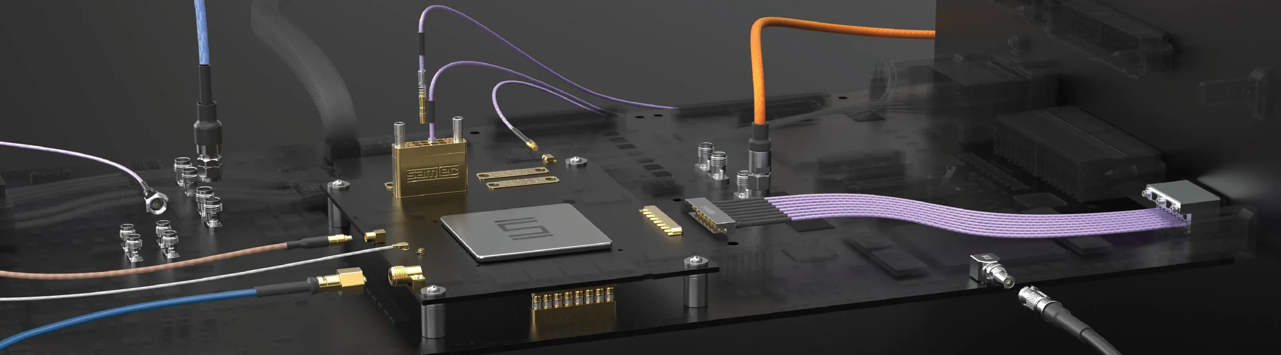 Nahaufnahme eines Hochgeschwindigkeits-Elektronik-Prüfstands mit einem Zentralprozessor, goldenen Steckverbindern, einem violetten Flachbandkabel und mehreren HF-Kabeln.