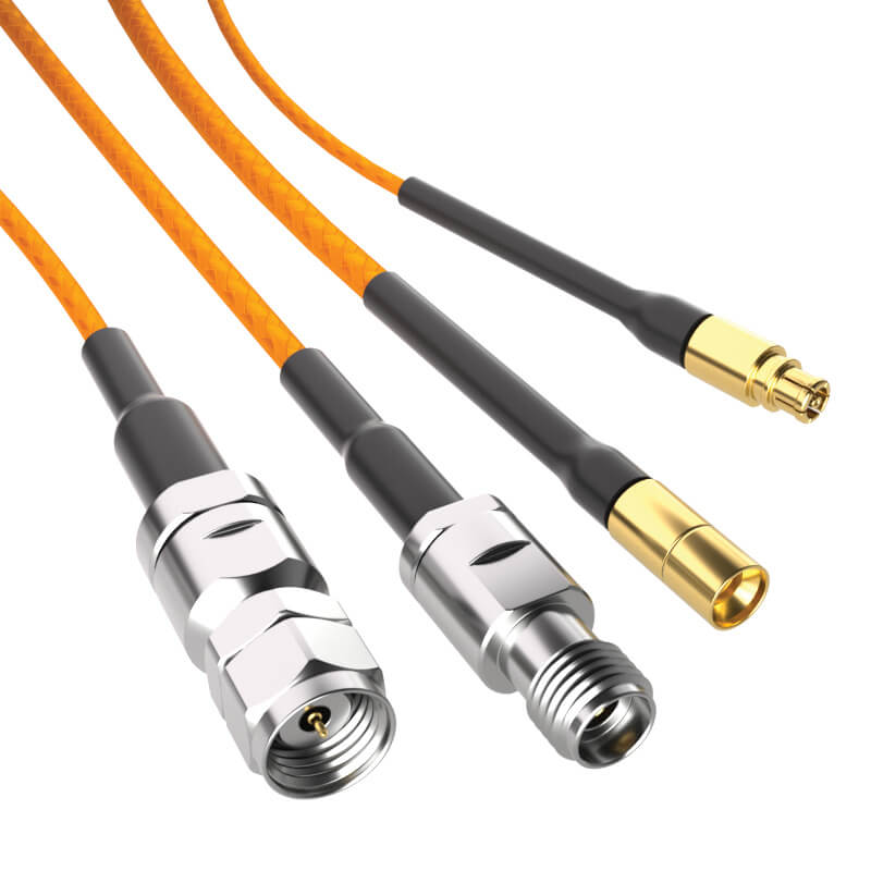 Orangefarbenes Audiokabel mit zwei silbernen XLR-Steckern an einem Ende und zwei vergoldeten Steckeradaptern am anderen Ende.