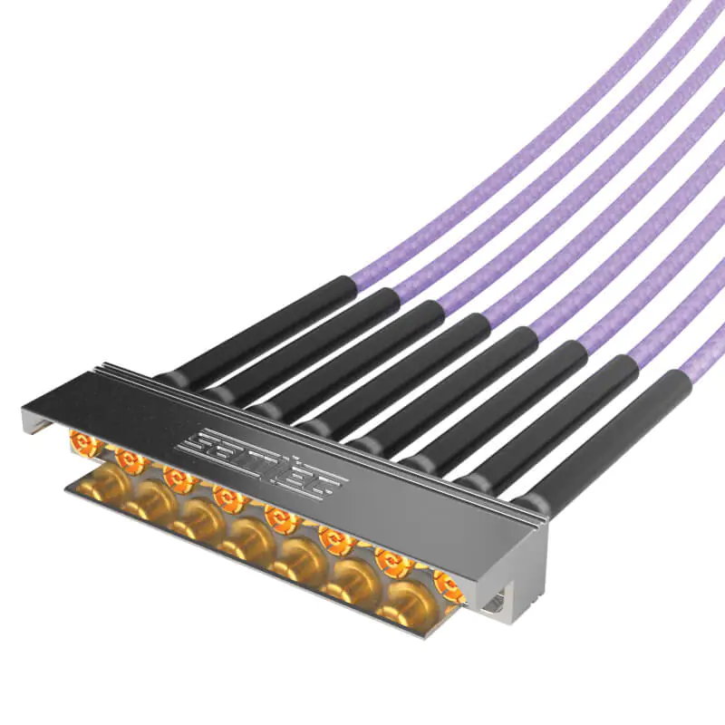 In einer Nahaufnahme sind acht violette Kabel zu sehen, die in einen mehrpoligen Metallstecker mit vergoldeten Kontakten eingesteckt sind.