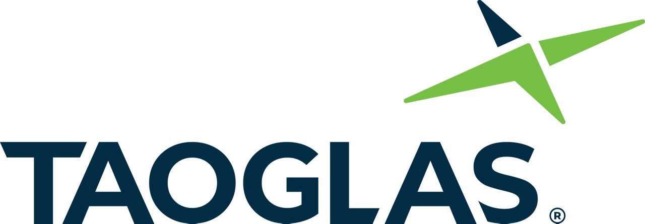 「TAOGLAS」という文字の上に、緑と紺色の抽象的な飛行機のアイコンが描かれたTAOGLASのロゴ。