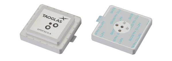 Zwei Taoglas-HF-Module; das linke zeigt das TAOG LAS-Logo mit zwei runden Kontaktflächen, das rechte ist mit einer blauen Folie versehen und weist auf der Oberseite vier Löcher bzw. Kontaktflächen auf.
