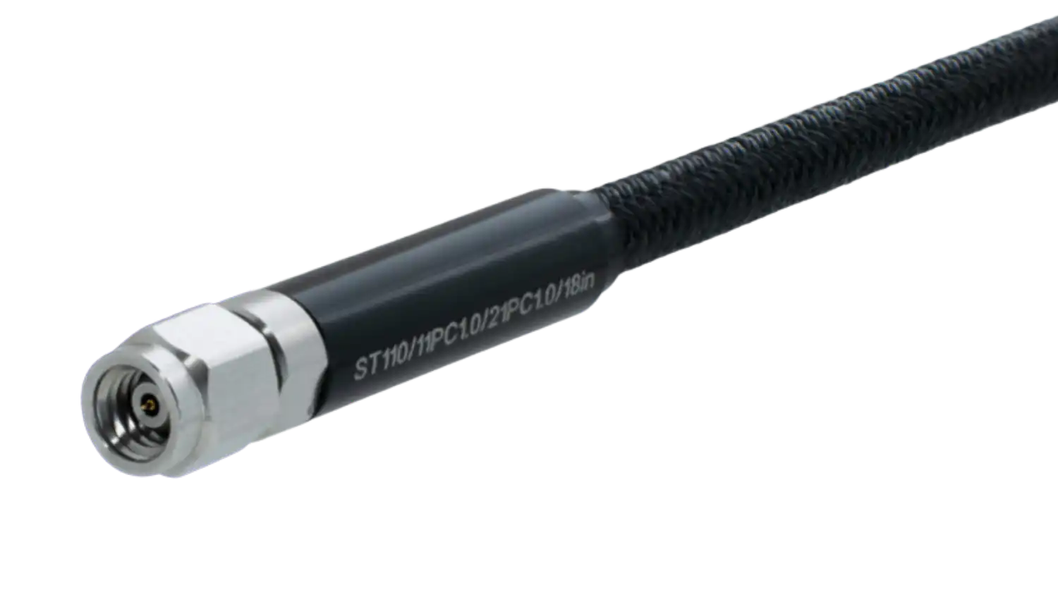 Primer plano de un cable flexible negro que termina en un conector metálico circular con un acoplamiento metálico roscado y una clavija central.