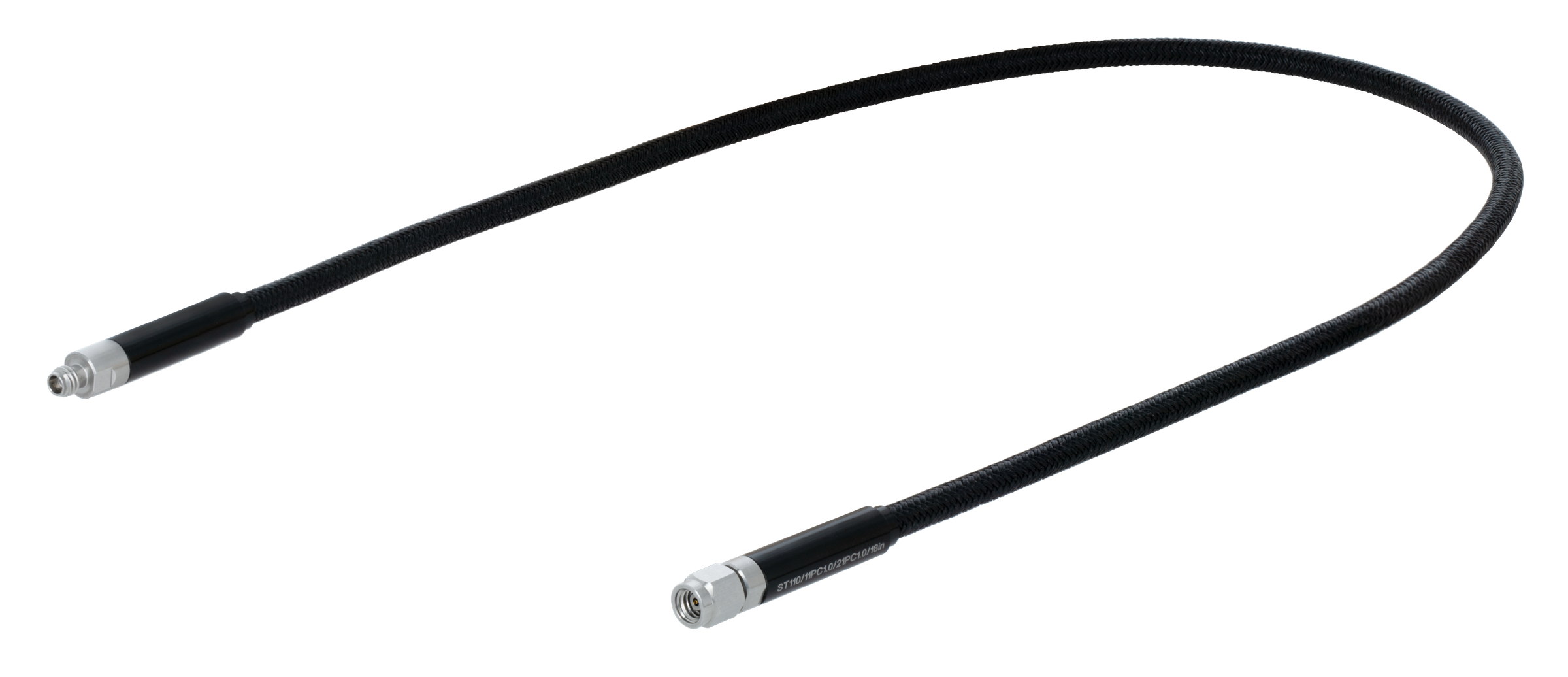 Cable trenzado negro con conectores circulares metálicos en ambos extremos, curvado en el espacio.